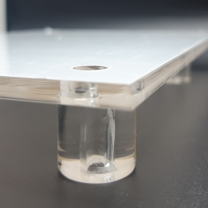 Embellecedor separador de metacrilato incoloro