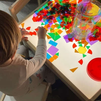 Metacrilato para mesa de luz sobre mesa LATT de Ikea